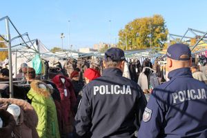 Dzielnicowi z Komendy Miejskiej Policji w Tarnobrzegu patrolowali miejski bazar, aby zwiększyć bezpieczeństwo osób robiących zakupy przed dniem Wszystkich Świętych. Było tłocznie - wiele osób odwiedziło bazar, aby zakupić żywe kwiaty, wiązanki oraz znicze. Funkcjonariusze czuwali nad bezpieczeństwem, uchronić mieszkańców przed kieszonkowcami.
