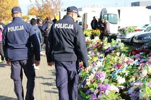 Dzielnicowi z Komendy Miejskiej Policji w Tarnobrzegu patrolowali miejski bazar, aby zwiększyć bezpieczeństwo osób robiących zakupy przed dniem Wszystkich Świętych. Było tłocznie - wiele osób odwiedziło bazar, aby zakupić żywe kwiaty, wiązanki oraz znicze. Funkcjonariusze czuwali nad bezpieczeństwem, uchronić mieszkańców przed kieszonkowcami.