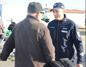 Dzielnicowi z Komendy Miejskiej Policji w Tarnobrzegu patrolowali miejski bazar, aby zwiększyć bezpieczeństwo osób robiących zakupy przed dniem Wszystkich Świętych. Było tłocznie - wiele osób odwiedziło bazar, aby zakupić żywe kwiaty, wiązanki oraz znicze. Funkcjonariusze czuwali nad bezpieczeństwem, uchronić mieszkańców przed kieszonkowcami.