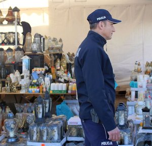 Dzielnicowi z Komendy Miejskiej Policji w Tarnobrzegu patrolowali miejski bazar, aby zwiększyć bezpieczeństwo osób robiących zakupy przed dniem Wszystkich Świętych. Było tłocznie - wiele osób odwiedziło bazar, aby zakupić żywe kwiaty, wiązanki oraz znicze. Funkcjonariusze czuwali nad bezpieczeństwem, uchronić mieszkańców przed kieszonkowcami.