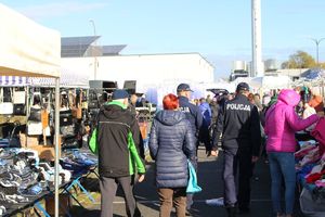 Dzielnicowi z Komendy Miejskiej Policji w Tarnobrzegu patrolowali miejski bazar, aby zwiększyć bezpieczeństwo osób robiących zakupy przed dniem Wszystkich Świętych. Było tłocznie - wiele osób odwiedziło bazar, aby zakupić żywe kwiaty, wiązanki oraz znicze. Funkcjonariusze czuwali nad bezpieczeństwem, uchronić mieszkańców przed kieszonkowcami.