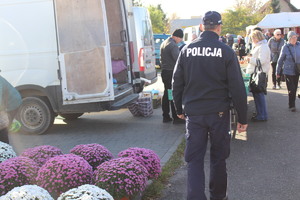 Dzielnicowi z Komendy Miejskiej Policji w Tarnobrzegu patrolowali miejski bazar, aby zwiększyć bezpieczeństwo osób robiących zakupy przed dniem Wszystkich Świętych. Było tłocznie - wiele osób odwiedziło bazar, aby zakupić żywe kwiaty, wiązanki oraz znicze. Funkcjonariusze czuwali nad bezpieczeństwem, uchronić mieszkańców przed kieszonkowcami.