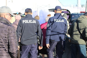 Dzielnicowi z Komendy Miejskiej Policji w Tarnobrzegu patrolowali miejski bazar, aby zwiększyć bezpieczeństwo osób robiących zakupy przed dniem Wszystkich Świętych. Było tłocznie - wiele osób odwiedziło bazar, aby zakupić żywe kwiaty, wiązanki oraz znicze. Funkcjonariusze czuwali nad bezpieczeństwem, uchronić mieszkańców przed kieszonkowcami.