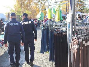 Dzielnicowi z Komendy Miejskiej Policji w Tarnobrzegu patrolowali miejski bazar, aby zwiększyć bezpieczeństwo osób robiących zakupy przed dniem Wszystkich Świętych. Było tłocznie - wiele osób odwiedziło bazar, aby zakupić żywe kwiaty, wiązanki oraz znicze. Funkcjonariusze czuwali nad bezpieczeństwem, uchronić mieszkańców przed kieszonkowcami.