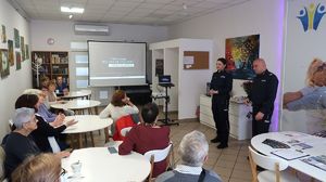 Dbając o bezpieczeństwo osób starszych policjanci prowadzą cykliczne spotkania i informują seniorów o czyhających na nich zagrożeniach. Niestety oszuści nadal wymyślają nowe metody, wciąż tego samego oszustwa.