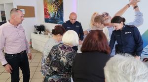 Dbając o bezpieczeństwo osób starszych policjanci prowadzą cykliczne spotkania i informują seniorów o czyhających na nich zagrożeniach. Niestety oszuści nadal wymyślają nowe metody, wciąż tego samego oszustwa.