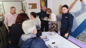 Dbając o bezpieczeństwo osób starszych policjanci prowadzą cykliczne spotkania i informują seniorów o czyhających na nich zagrożeniach. Niestety oszuści nadal wymyślają nowe metody, wciąż tego samego oszustwa.