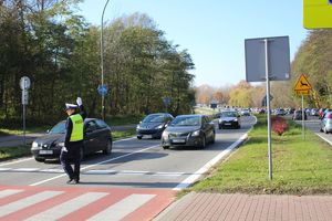 Policjanci dbają o bezpieczeństwo osób odwiedzających nekropolie w powiecie tarnobrzeskim
