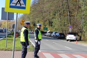 Policjanci dbają o bezpieczeństwo osób odwiedzających nekropolie w powiecie tarnobrzeskim