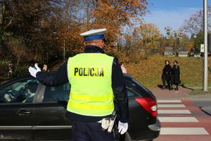 Policjanci dbają o bezpieczeństwo osób odwiedzających nekropolie w powiecie tarnobrzeskim