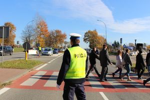 Policjanci dbają o bezpieczeństwo osób odwiedzających nekropolie w powiecie tarnobrzeskim