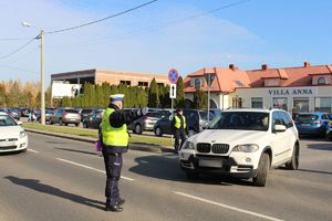 Policjanci dbają o bezpieczeństwo osób odwiedzających nekropolie w powiecie tarnobrzeskim