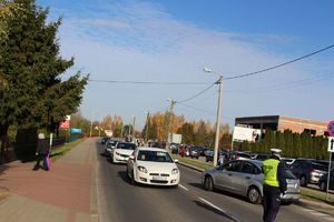 Policjanci dbają o bezpieczeństwo osób odwiedzających nekropolie w powiecie tarnobrzeskim