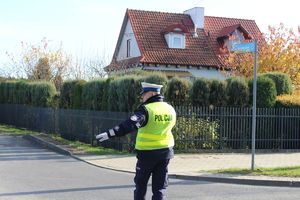 Policjanci dbają o bezpieczeństwo osób odwiedzających nekropolie w powiecie tarnobrzeskim
