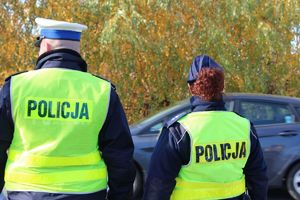 Policjanci dbają o bezpieczeństwo osób odwiedzających nekropolie w powiecie tarnobrzeskim