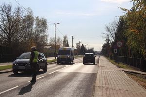 Policjanci dbają o bezpieczeństwo osób odwiedzających nekropolie w powiecie tarnobrzeskim