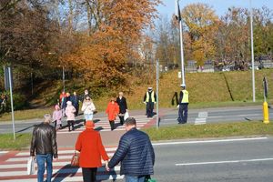 Policjanci dbają o bezpieczeństwo osób odwiedzających nekropolie w powiecie tarnobrzeskim