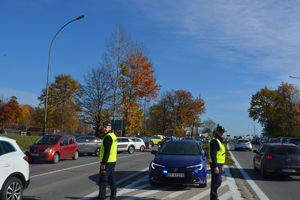 Policjanci dbają o bezpieczeństwo osób odwiedzających nekropolie w powiecie tarnobrzeskim