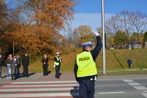 Policjanci dbają o bezpieczeństwo osób odwiedzających nekropolie w powiecie tarnobrzeskim