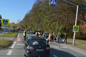 Policjanci dbają o bezpieczeństwo osób odwiedzających nekropolie w powiecie tarnobrzeskim