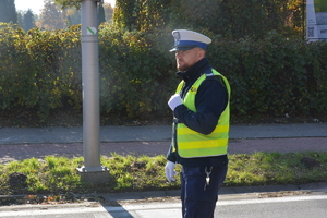 Policjanci dbają o bezpieczeństwo osób odwiedzających nekropolie w powiecie tarnobrzeskim