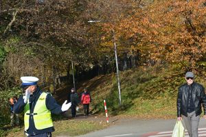 Policjanci dbają o bezpieczeństwo osób odwiedzających nekropolie w powiecie tarnobrzeskim