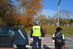 Policjanci dbają o bezpieczeństwo osób odwiedzających nekropolie w powiecie tarnobrzeskim