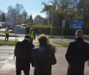 Policjanci dbają o bezpieczeństwo osób odwiedzających nekropolie w powiecie tarnobrzeskim. Policjanci dbają o bezpieczeństwo osób odwiedzających nekropolie w powiecie tarnobrzeskim
