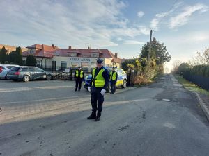 Policjanci dbają o bezpieczeństwo osób odwiedzających nekropolie w powiecie tarnobrzeskim