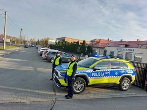 Policjanci dbają o bezpieczeństwo osób odwiedzających nekropolie w powiecie tarnobrzeskim
