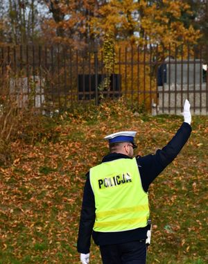 Policjanci dbają o bezpieczeństwo osób odwiedzających nekropolie w powiecie tarnobrzeskim