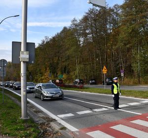 Policjanci dbają o bezpieczeństwo osób odwiedzających nekropolie w powiecie tarnobrzeskim