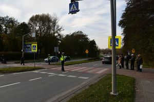 Policjanci dbają o bezpieczeństwo osób odwiedzających nekropolie w powiecie tarnobrzeskim