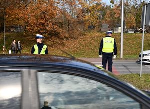 Policjanci dbają o bezpieczeństwo osób odwiedzających nekropolie w powiecie tarnobrzeskim