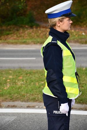 Policjanci dbają o bezpieczeństwo osób odwiedzających nekropolie w powiecie tarnobrzeskim