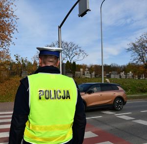 Policjanci dbają o bezpieczeństwo osób odwiedzających nekropolie w powiecie tarnobrzeskim