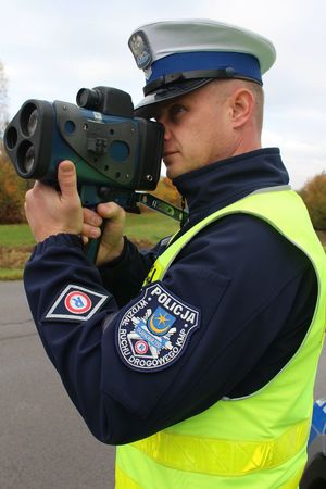 Tarnobrzescy policjanci zakończyli działania związane z dniem „Wszystkich Świętych 2025”. Funkcjonariusze przez ostatnie dni pracowali na rzecz bezpieczeństwa osób odwiedzających cmentarze na terenie miasta i naszego powiatu. W miejscach, gdzie było bardziej tłoczno policjanci ręcznie kierowali ruchem.