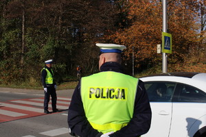 Tarnobrzescy policjanci zakończyli działania związane z dniem „Wszystkich Świętych 2025”. Funkcjonariusze przez ostatnie dni pracowali na rzecz bezpieczeństwa osób odwiedzających cmentarze na terenie miasta i naszego powiatu. W miejscach, gdzie było bardziej tłoczno policjanci ręcznie kierowali ruchem.