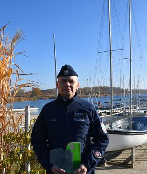 Wyjątkowe wyróżnienia dla tarnobrzeskich policjantów - statuetka za najniższą liczbę wypadków z udziałem rowerzystów