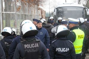 Policjanci zabezpieczali mecz piłki nożnej Stal Gorzyce – Czarni Jasło