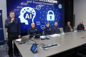 Poczucie bezpieczeństwa jest podstawową wartością człowieka. W dzisiejszych czasach coraz częściej spotykamy się z wieloma zagrożeniami, dlatego policjanci podejmują wiele inicjatyw, by mieszkańcy mieli świadomość jak właściwe je rozpoznawać i skutecznie reagować. Podczas zorganizowanej debaty inauguracyjnej pn. „Cyberzagrożenia” funkcjonariusze mówili m.in. o zagrożeniach w sieci. W spotkaniu udział wziął Zastępca Komendanta Miejskiego Policji w Tarnobrzegu nadkom. Grzegorz Boroń.