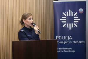 Poczucie bezpieczeństwa jest podstawową wartością człowieka. W dzisiejszych czasach coraz częściej spotykamy się z wieloma zagrożeniami, dlatego policjanci podejmują wiele inicjatyw, by mieszkańcy mieli świadomość jak właściwe je rozpoznawać i skutecznie reagować. Podczas zorganizowanej debaty inauguracyjnej pn. „Cyberzagrożenia” funkcjonariusze mówili m.in. o zagrożeniach w sieci. W spotkaniu udział wziął Zastępca Komendanta Miejskiego Policji w Tarnobrzegu nadkom. Grzegorz Boroń.