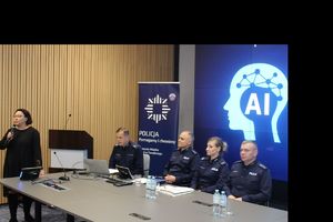 Poczucie bezpieczeństwa jest podstawową wartością człowieka. W dzisiejszych czasach coraz częściej spotykamy się z wieloma zagrożeniami, dlatego policjanci podejmują wiele inicjatyw, by mieszkańcy mieli świadomość jak właściwe je rozpoznawać i skutecznie reagować. Podczas zorganizowanej debaty inauguracyjnej pn. „Cyberzagrożenia” funkcjonariusze mówili m.in. o zagrożeniach w sieci. W spotkaniu udział wziął Zastępca Komendanta Miejskiego Policji w Tarnobrzegu nadkom. Grzegorz Boroń.