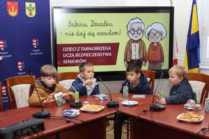 Akcja edukacyjna "Babciu, Dziadku - nie daj się oszustom!". Spotkanie z dziećmi z Wrzaw.