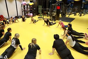 W ramach obchodów 100. obecności kobiet w Policji, tarnobrzescy policjanci zorganizowali specjalistyczne zajęcia z samoobrony. Celem zajęć było podnoszenie poczucia bezpieczeństwa u kobiet, rozwijanie praktycznych umiejętności, wzmacnianie kompetencji oraz wymiana doświadczeń.