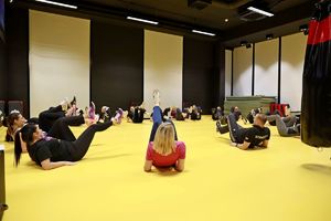 W ramach obchodów 100. obecności kobiet w Policji, tarnobrzescy policjanci zorganizowali specjalistyczne zajęcia z samoobrony. Celem zajęć było podnoszenie poczucia bezpieczeństwa u kobiet, rozwijanie praktycznych umiejętności, wzmacnianie kompetencji oraz wymiana doświadczeń.