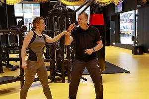 W ramach obchodów 100. obecności kobiet w Policji, tarnobrzescy policjanci zorganizowali specjalistyczne zajęcia z samoobrony. Celem zajęć było podnoszenie poczucia bezpieczeństwa u kobiet, rozwijanie praktycznych umiejętności, wzmacnianie kompetencji oraz wymiana doświadczeń.