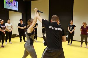 W ramach obchodów 100. obecności kobiet w Policji, tarnobrzescy policjanci zorganizowali specjalistyczne zajęcia z samoobrony. Celem zajęć było podnoszenie poczucia bezpieczeństwa u kobiet, rozwijanie praktycznych umiejętności, wzmacnianie kompetencji oraz wymiana doświadczeń.