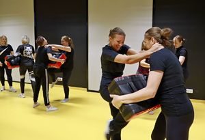 W ramach obchodów 100. obecności kobiet w Policji, tarnobrzescy policjanci zorganizowali specjalistyczne zajęcia z samoobrony. Celem zajęć było podnoszenie poczucia bezpieczeństwa u kobiet, rozwijanie praktycznych umiejętności, wzmacnianie kompetencji oraz wymiana doświadczeń.