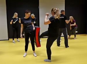 W ramach obchodów 100. obecności kobiet w Policji, tarnobrzescy policjanci zorganizowali specjalistyczne zajęcia z samoobrony. Celem zajęć było podnoszenie poczucia bezpieczeństwa u kobiet, rozwijanie praktycznych umiejętności, wzmacnianie kompetencji oraz wymiana doświadczeń.